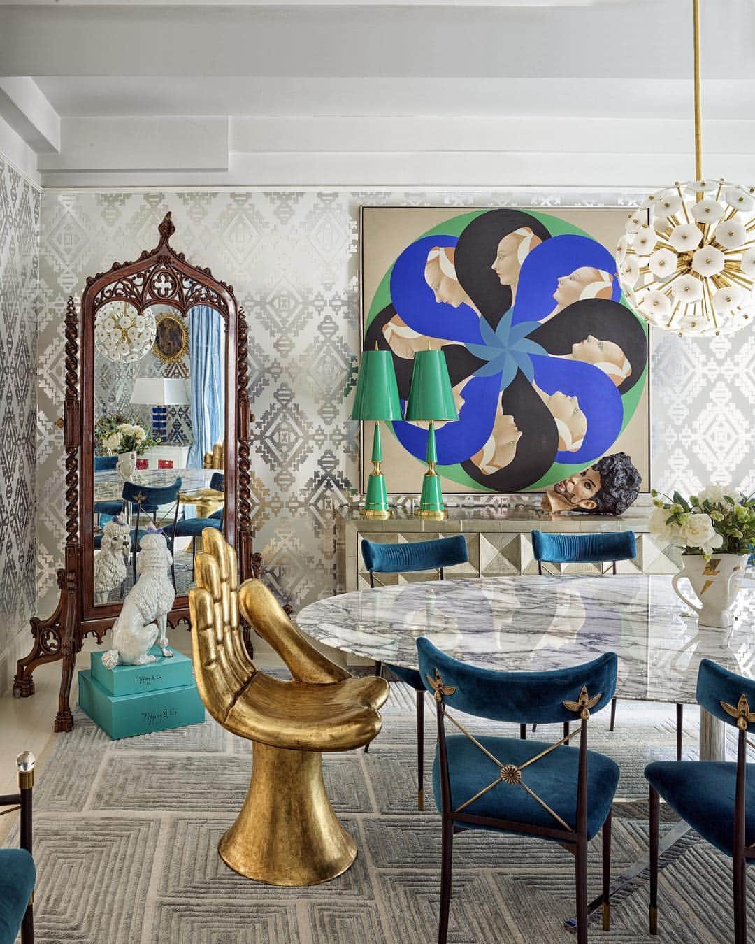 ELLE DECORさんのインスタグラム写真 - (ELLE DECORInstagram)「Take a look inside @simondoonan and @jonathanadler’s newly-remodeled apartment, as seen in our April 2019 issue. The eye-catching dining room includes a table by @knollinc along with dining chairs and table lamps by Adler. The gold hand chair is by @pedrofriedeberg, the wallpaper by @ashleyhicks1970 for Groundworks, and the painting is by Sante Graziani. Click the link in bio for the full tour. Photography by @thefacinator」3月25日 8時59分 - elledecor