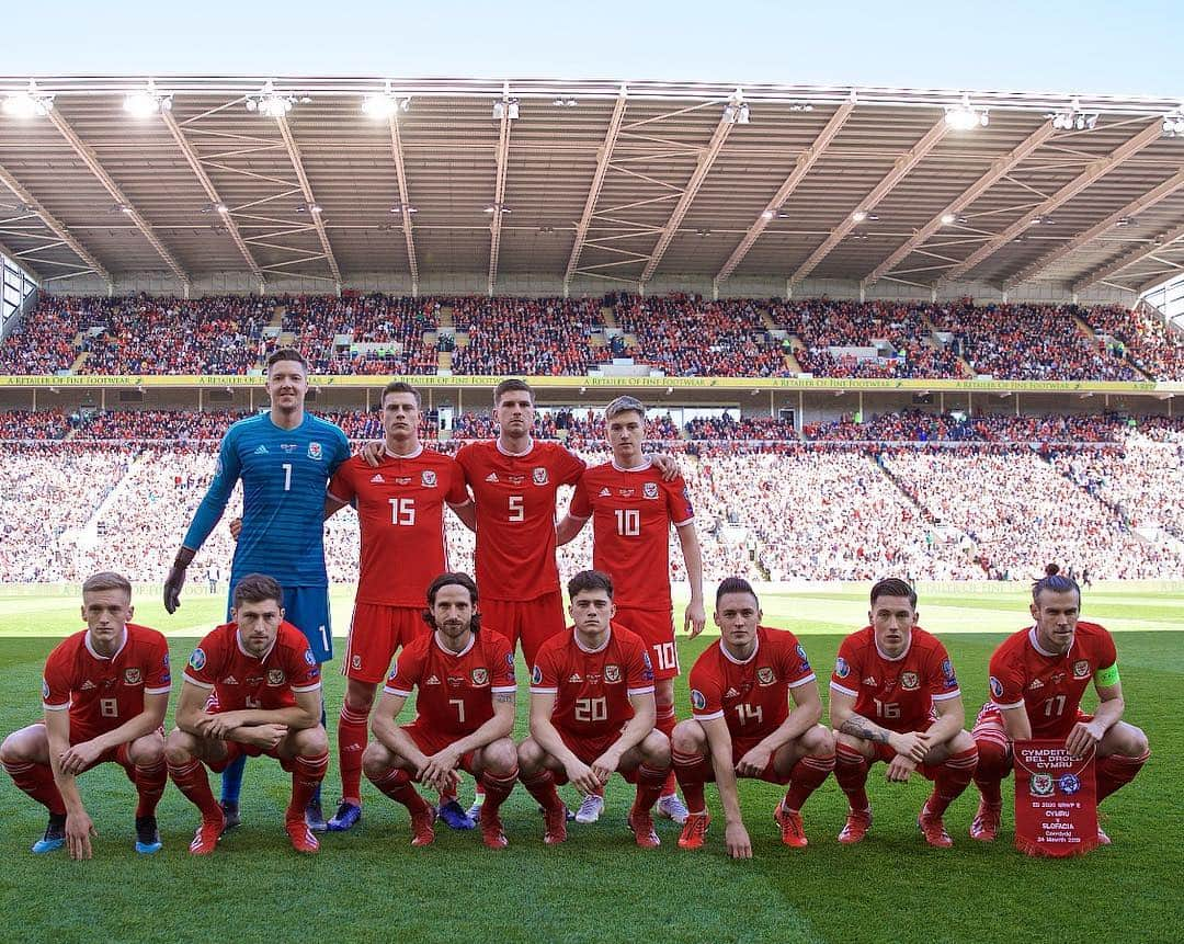 ベン・デイヴィスさんのインスタグラム写真 - (ベン・デイヴィスInstagram)「Great week away with the boys, topped off a perfect start to the campaign! @fawales #togetherstronger」3月25日 8時51分 - bendavies33