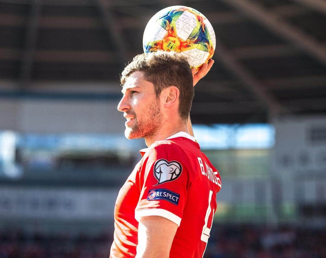 ベン・デイヴィスさんのインスタグラム写真 - (ベン・デイヴィスInstagram)「Great week away with the boys, topped off a perfect start to the campaign! @fawales #togetherstronger」3月25日 8時51分 - bendavies33