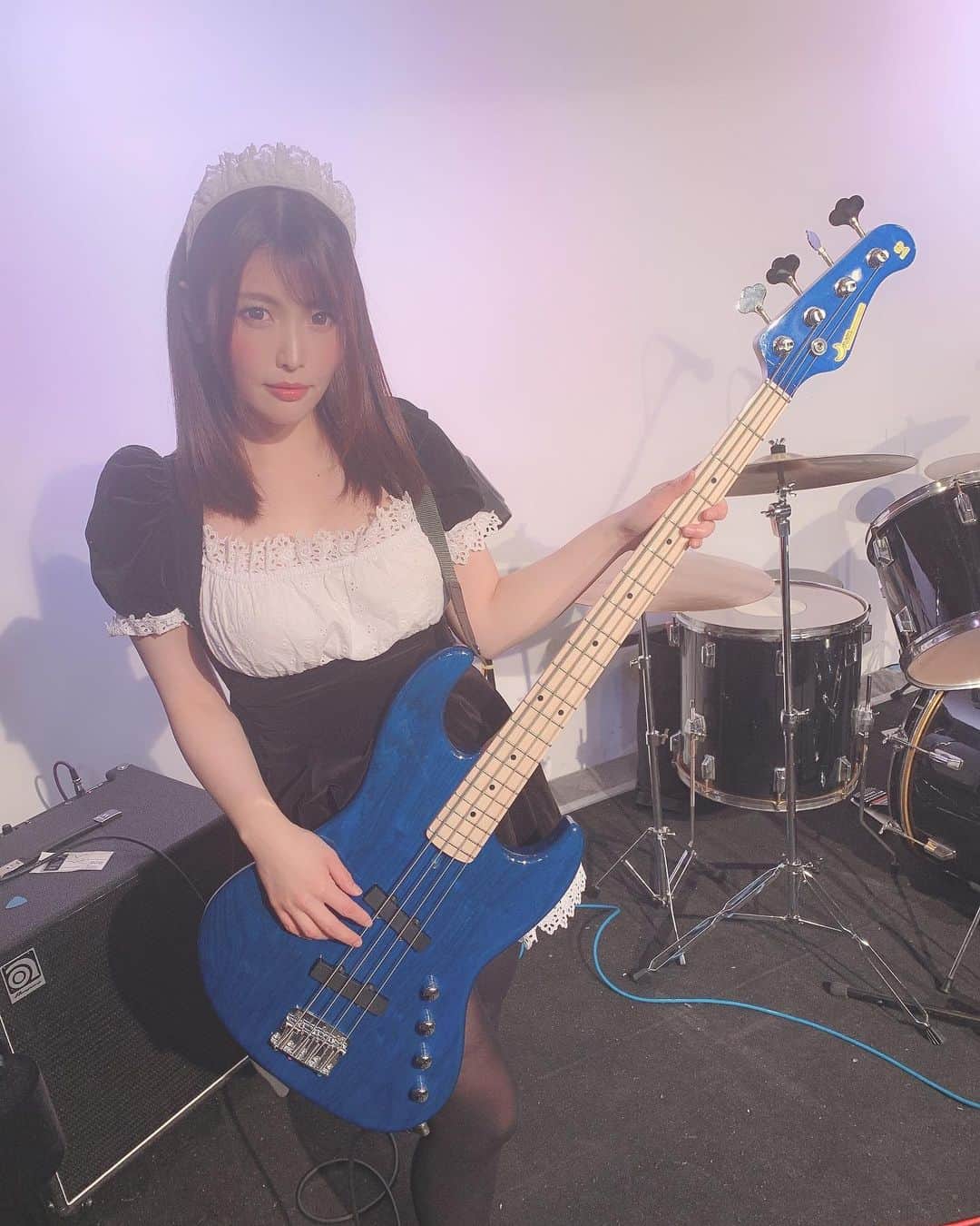 新村あかりのインスタグラム：「【現役AV女優&ガッキーによるバンド】たちまち。 bass担当の新村です！ ファーストライブはメイド着てみました。どでしょ？？？🤗💓」