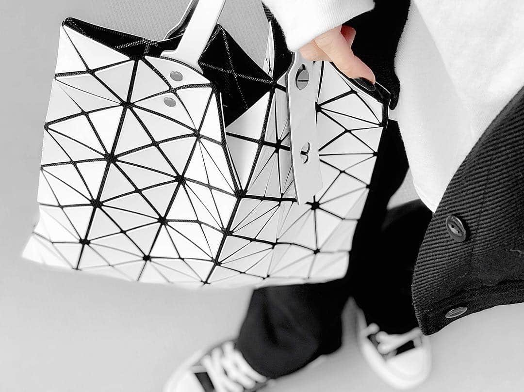 lve_xxxxのインスタグラム：「.﻿ .﻿ 昨日捕獲し連れ帰ってきた﻿ @baobaoisseymiyake_official ﻿ ﻿ 早速一緒に出勤🚇﻿ ﻿ あかん…ニヤニヤするわ🥴←﻿ ただの不審者。﻿ ﻿ #baobao #isseymiyake﻿ #baobaoisseymiyake #monotone #🐼﻿ ﻿」