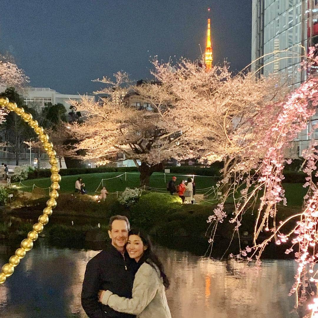 アンミカさんのインスタグラム写真 - (アンミカInstagram)「結婚式の記念日の昨日は、朝からお仕事の後に、ゆっくり旦那様や妹弟と過ごしましたよ🍀六本木の毛利庭園は桜が7分咲きで、6年前の桜が満開だった🌸結婚式を思い出しました💒  今年も、夫婦で信頼を築き合いながら、辛い時は助け合い半分に、喜びは分かち合い倍増にして過ごせたら。。 どんな時も【上を向いて歩こう】の精神で。。 そして何時も、私の絶対的な味方でいてくれる、旦那様に感謝です。 そして旦那様とのご縁を紡いでくれた天国の両親に、私をこの世に誕生させてくれた47回目の今日に感謝💕 。 #先祖様全員に感謝です先祖の誰一人でも欠けたら生まれなかった私 #貴重な時間を私のために使ってくれる友達に感謝です #数ある人から私を選んでくれて作り上げてくれる仕事先に感謝です #日頃から支えてくださるマネージャーやスタッフの皆様に感謝 #日頃から応援下さり沢山メッセージ下さるファンの皆様に感謝です #苦労を分かち合い今や家族で恋人のようで親友のような兄弟姉妹に感謝です #神様に感謝やっぱテディやねん #壮大な自然や動物など地球に感謝🌏 #チャーミーグリーンのCMみたいな夫婦に！ #happybirthday #congratulations #weddinganniversary @theodoremillertokyo」3月25日 9時09分 - ahnmikaofficial