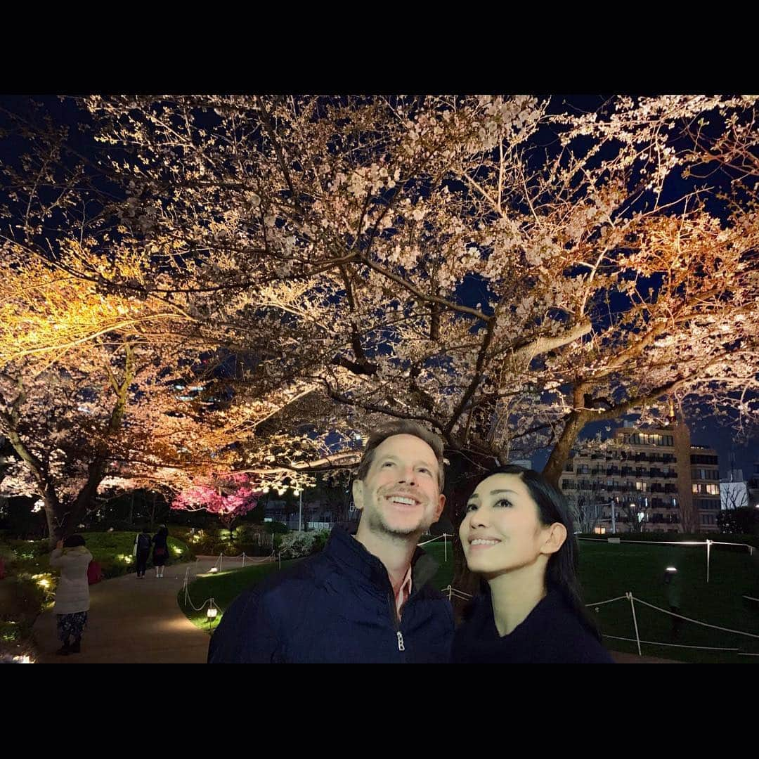 アンミカさんのインスタグラム写真 - (アンミカInstagram)「結婚式の記念日の昨日は、朝からお仕事の後に、ゆっくり旦那様や妹弟と過ごしましたよ🍀六本木の毛利庭園は桜が7分咲きで、6年前の桜が満開だった🌸結婚式を思い出しました💒  今年も、夫婦で信頼を築き合いながら、辛い時は助け合い半分に、喜びは分かち合い倍増にして過ごせたら。。 どんな時も【上を向いて歩こう】の精神で。。 そして何時も、私の絶対的な味方でいてくれる、旦那様に感謝です。 そして旦那様とのご縁を紡いでくれた天国の両親に、私をこの世に誕生させてくれた47回目の今日に感謝💕 。 #先祖様全員に感謝です先祖の誰一人でも欠けたら生まれなかった私 #貴重な時間を私のために使ってくれる友達に感謝です #数ある人から私を選んでくれて作り上げてくれる仕事先に感謝です #日頃から支えてくださるマネージャーやスタッフの皆様に感謝 #日頃から応援下さり沢山メッセージ下さるファンの皆様に感謝です #苦労を分かち合い今や家族で恋人のようで親友のような兄弟姉妹に感謝です #神様に感謝やっぱテディやねん #壮大な自然や動物など地球に感謝🌏 #チャーミーグリーンのCMみたいな夫婦に！ #happybirthday #congratulations #weddinganniversary @theodoremillertokyo」3月25日 9時09分 - ahnmikaofficial