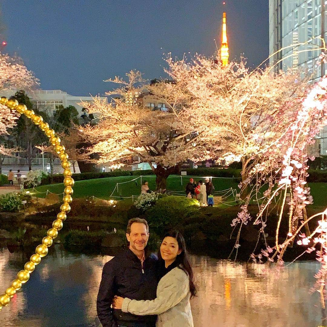 アンミカさんのインスタグラム写真 - (アンミカInstagram)「結婚式の記念日の昨日は、朝からお仕事の後に、ゆっくり旦那様や妹弟と過ごしましたよ🍀六本木の毛利庭園は桜が7分咲きで、6年前の桜が満開だった🌸結婚式を思い出しました💒  今年も、夫婦で信頼を築き合いながら、辛い時は助け合い半分に、喜びは分かち合い倍増にして過ごせたら。。 どんな時も【上を向いて歩こう】の精神で。。 そして何時も、私の絶対的な味方でいてくれる、旦那様に感謝です。 そして旦那様とのご縁を紡いでくれた天国の両親に、私をこの世に誕生させてくれた47回目の今日に感謝💕 。 #先祖様全員に感謝です先祖の誰一人でも欠けたら生まれなかった私 #貴重な時間を私のために使ってくれる友達に感謝です #数ある人から私を選んでくれて作り上げてくれる仕事先に感謝です #日頃から支えてくださるマネージャーやスタッフの皆様に感謝 #日頃から応援下さり沢山メッセージ下さるファンの皆様に感謝です #苦労を分かち合い今や家族で恋人のようで親友のような兄弟姉妹に感謝です #神様に感謝やっぱテディやねん #壮大な自然や動物など地球に感謝🌏 #チャーミーグリーンのCMみたいな夫婦に！ #happybirthday #congratulations #weddinganniversary @theodoremillertokyo」3月25日 9時09分 - ahnmikaofficial