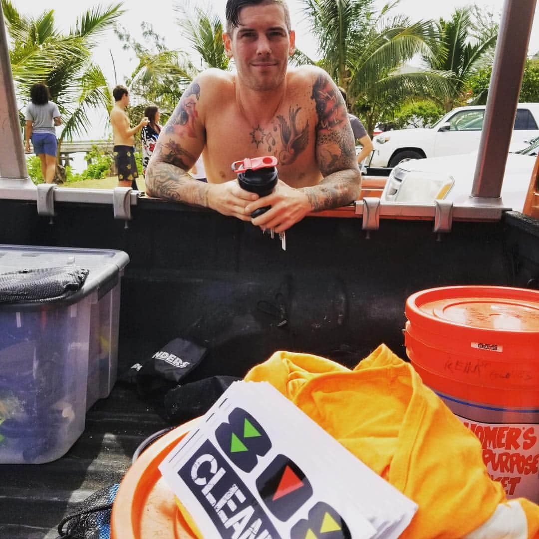 のインスタグラム：「Did my first reef clean up today with @808cleanups and @hawaii_ocean_ambassadors such a wonderful experience seeing the beautiful reef and how they have done a great job keeping it clean 👍🏼 #oahu #beachclean #luckywelivehi #tattoos #noshirt #eastside」