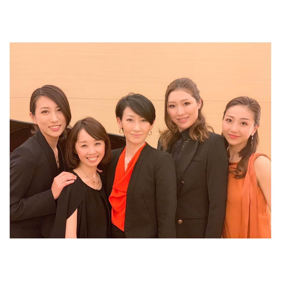 透水さらさのインスタグラム：「3月23日の大阪池田 マグノリアホール﻿ ﻿ ﻿ 無事終了致しました☺️﻿ ﻿ ﻿ ﻿ お越し下さった皆様、本当にありがとうございました🙇‍♂️✨﻿ ﻿ ﻿ ﻿ ゆみさんの温かな声と共に歌える幸せと、大好きなゆかこさんとれーれさんと大笑いしながらの練習の日々、、忘れられないコンサートになりました😭﻿ ﻿ ﻿ ﻿ 大曲続きで、不安な日々もありましたが、練習していくうちに曲がどんどん仕上がっていくこの感じ！！！懐かしいです😭﻿ ピアニストの森さんの奏でる音楽で歌えた幸せ😭﻿ そしてこの大量の曲を終始笑顔で、、尊敬です🙇‍♂️﻿ ﻿ ﻿ デュエットの曲のときに、ゆみさんが私に目で語りかけてくださって！！！﻿ はじめて、目で会話しました！🤣﻿ ﻿ コンサート終了後、「目で会話って出来るんですねー！！」とゆみさんに言ったら﻿ ﻿ ﻿ 「できるよ☺️」﻿ ﻿ ﻿ 素敵すぎる😭笑笑﻿ ﻿ ﻿ ﻿ 歌い終わったあと、本当にさみしくなりました😭﻿ それと同時に、いや、まだ終わってない！4月5日がある！と焦りました 笑﻿ ﻿ ﻿ ﻿ ﻿ ﻿ 4月5日はダンスもあり、まだまだ練習が必要ですが頑張りますので是非お越しください💕﻿ ﻿ ﻿ また詳細のせますのでお待ちしてます💕 #マグノリアホール#コンサート#未涼亜希 さん #香音有希 さん#朝風れい さん #透水さらさ」