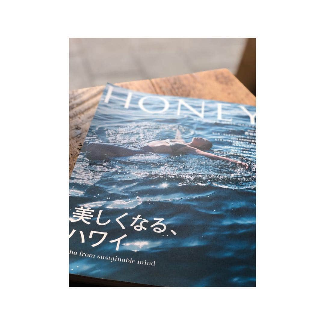 幸太さんのインスタグラム写真 - (幸太Instagram)「@honey_magazine ‼️ 出たかった女性誌のひとつ 雑誌・ハニーにコメントさせて頂きましたー😊  兄弟誌 @blue.mag と共に僕のお店にも置いてるから、いつも読んでる雑誌のひとつに  やっと出れたのはコメントでも嬉しいねっ‼️ 「 死ぬまでに行きたいビーチ」 やハワイの事…、今の海の事… 沢山の面白い企画が有るので、 ( 僕がどのビーチを夢見たかも（笑）) 春に向かって買って、是非ワクワクしてくださーい🤙🏿🙏 #honeymagazine #honey #fashion #beachculture #beachlife #hawaii #model #surfer #lifestyle #kota #雑誌 #ハニー #ファッション #ビーチライフ #ビーチファッション #ビーチ #死ぬまでに行きたいビーチ #サーファー #モデル #ビーチツリー本厚木」3月25日 9時10分 - kotawave