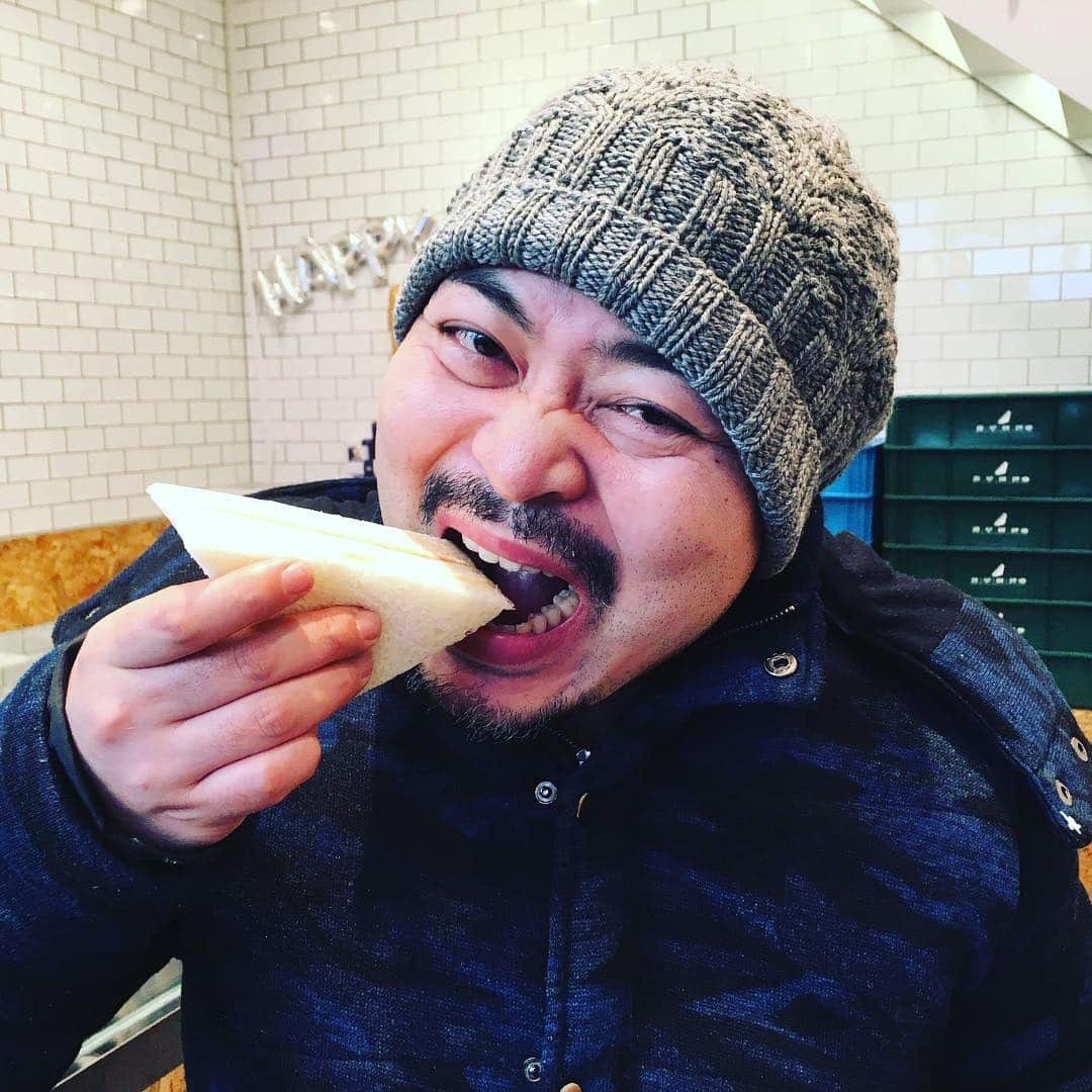 原田曜平さんのインスタグラム写真 - (原田曜平Instagram)「韓国で今大人気のサンドイッチは、ホンルイジェン 一見卵サンドに見えるけど、ハムや甘いクリームやチーズが入っています 甘い うまい 美味しい 多分、すぐに東京に来て流行るでしょう 最近、向こうからの流行りばかり 日本も頑張りましょう！」3月25日 9時14分 - yohei.harada_official