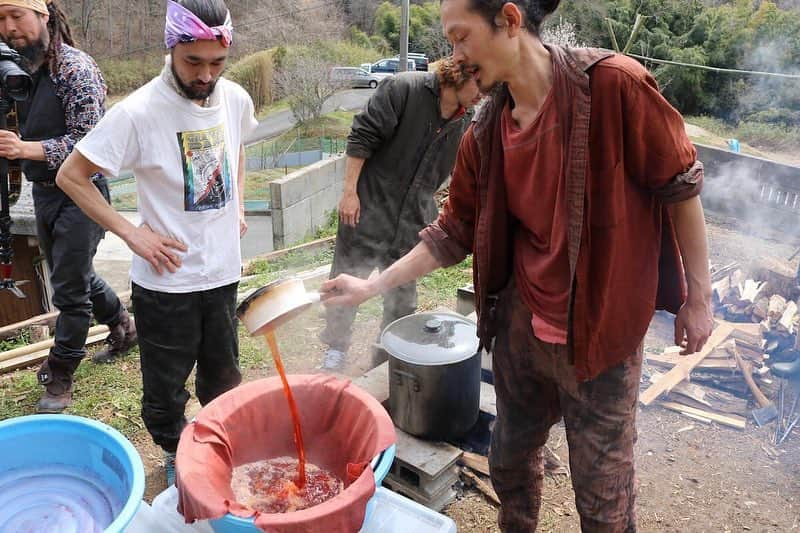 三宅洋平さんのインスタグラム写真 - (三宅洋平Instagram)「今年の春分も、みんなで染めワークショップをやりました。茜染めレクチャーをベースに、ベンガラ染めも。着古した服たちが、生まれ変わり、思い入れも深くなります。 #satoken #里山経済環境研究所 #naturaldyeing #草木染め #べんがら染め #冨田貴史 #冨貴工房」3月25日 9時19分 - miyake_yohei