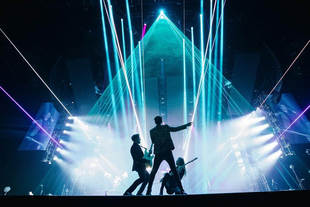 Panic! At The Discoさんのインスタグラム写真 - (Panic! At The DiscoInstagram)「Thank you Glasgow. #prayforthewickedtour #wheresErm 📸- @jakechams」3月25日 9時21分 - panicatthedisco