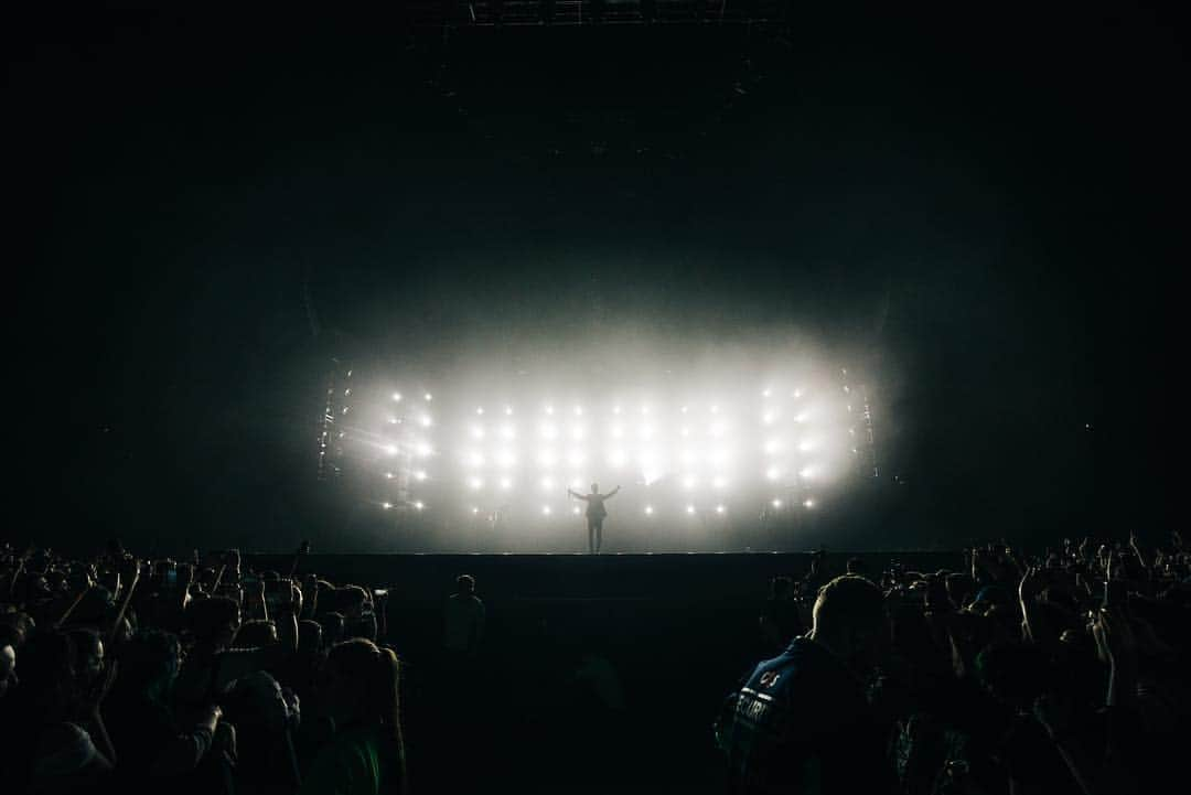 Panic! At The Discoさんのインスタグラム写真 - (Panic! At The DiscoInstagram)「Thank you Glasgow. #prayforthewickedtour #wheresErm 📸- @jakechams」3月25日 9時21分 - panicatthedisco