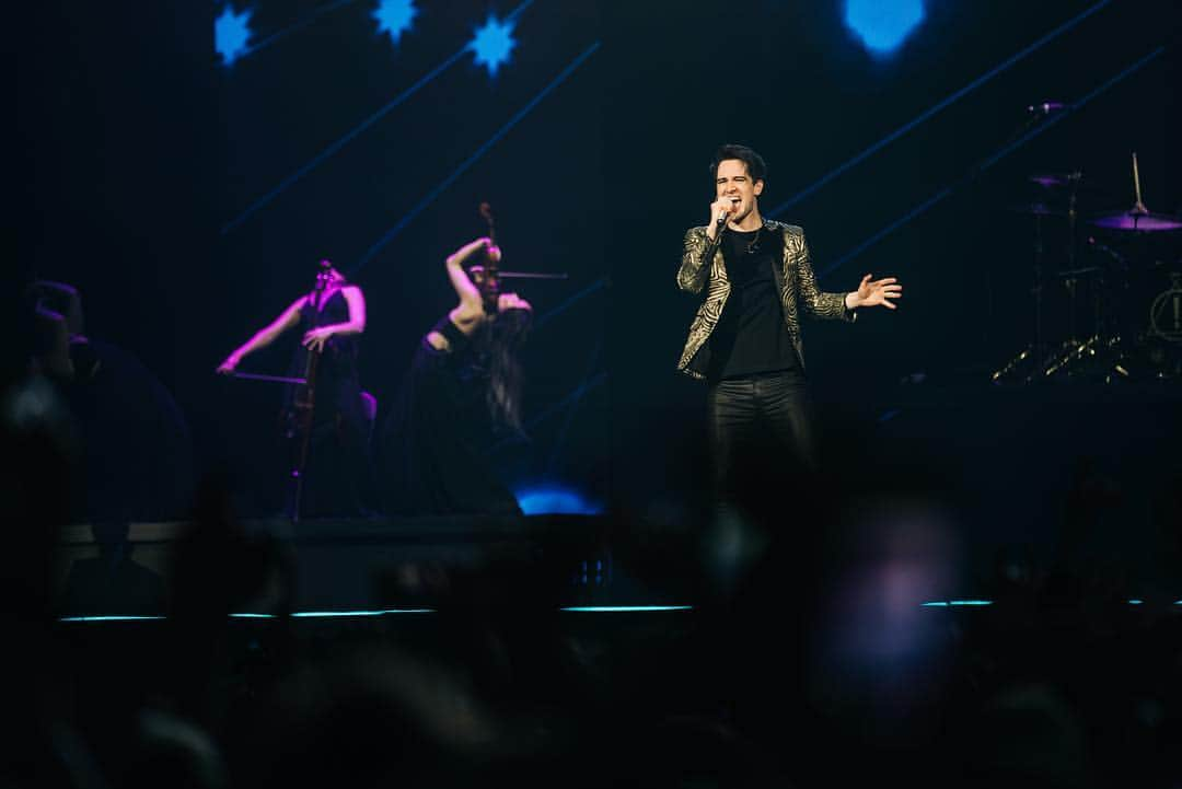 Panic! At The Discoさんのインスタグラム写真 - (Panic! At The DiscoInstagram)「Thank you Glasgow. #prayforthewickedtour #wheresErm 📸- @jakechams」3月25日 9時21分 - panicatthedisco