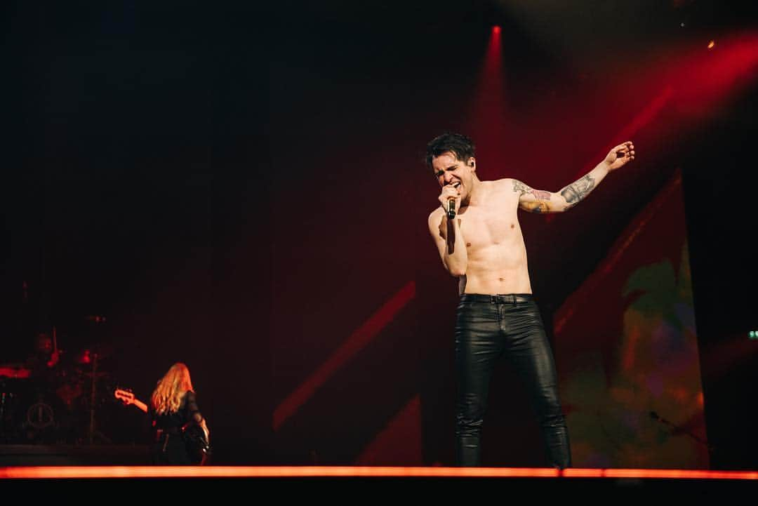 Panic! At The Discoさんのインスタグラム写真 - (Panic! At The DiscoInstagram)「Thank you Glasgow. #prayforthewickedtour #wheresErm 📸- @jakechams」3月25日 9時21分 - panicatthedisco