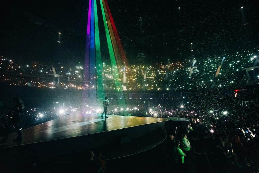 Panic! At The Discoさんのインスタグラム写真 - (Panic! At The DiscoInstagram)「Thank you Glasgow. #prayforthewickedtour #wheresErm 📸- @jakechams」3月25日 9時21分 - panicatthedisco