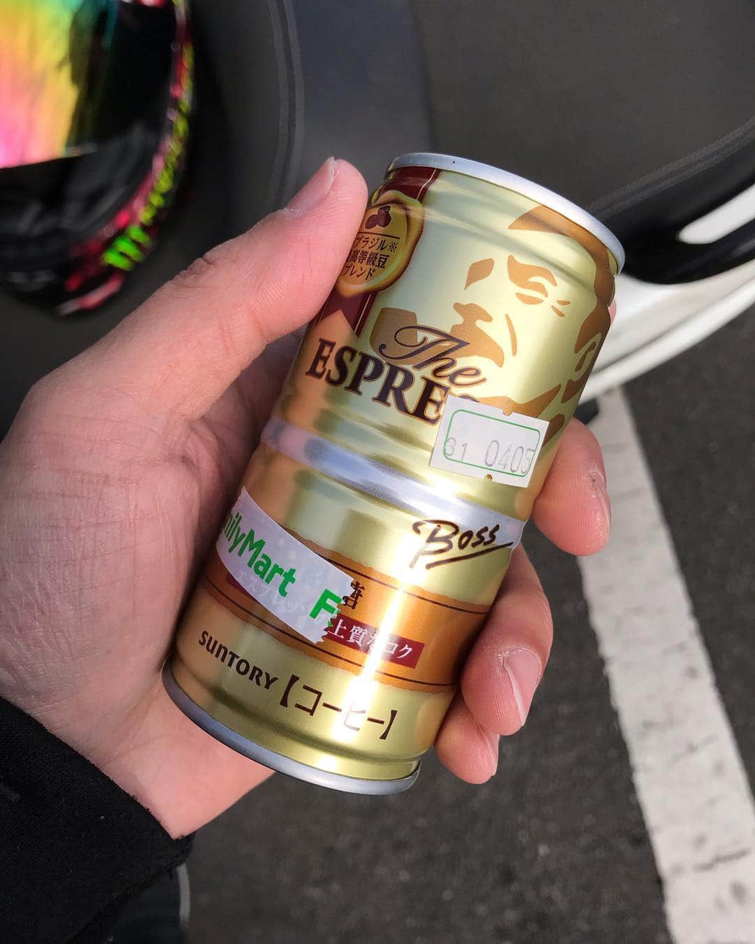 のインスタグラム：「なんだかテープとかベタベタ貼られてますが…モーニングコーヒーですだ☆ 皆様、おはようございます♪  気持ち良い快晴！ 街を彩る桜や卒業式の光景に温かい気持ちになりつつ本日も頑張りましょう‼︎ #靖乃 #コーヒーでほっと一息」