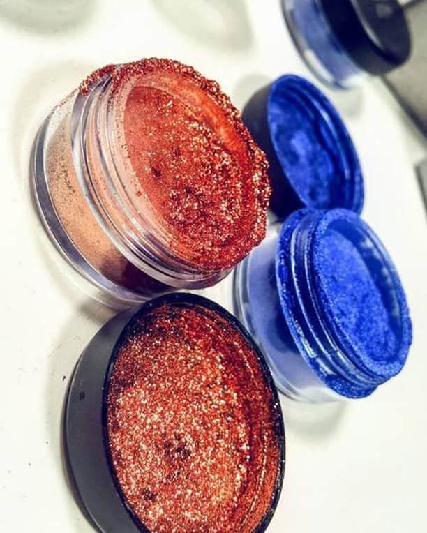 Makeup Addiction Cosmeticsさんのインスタグラム写真 - (Makeup Addiction CosmeticsInstagram)「Stunning shot of our Showbiz and Inkjet pigments by our authorised retailer @inspiredbeautyro!⁣ Would you rock the heck out of these shades?⁣ #maddpigments #makeupaddictioncosmetics #makeupaddiction #glittermakeup #eyemakeup #girlsociety #fakeuproom #thebeautybombb #makegirlz」3月25日 9時25分 - makeupaddictioncosmetics