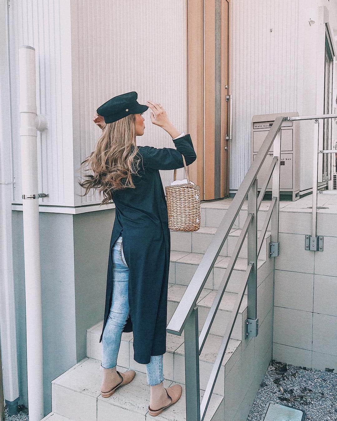 のインスタグラム：「. ラフワンピ🖤 前後で着れちゃう2way もうワンピしか着てない〜🤣 久々にデニム履いたら パツパツすぎてびっくり😱 気抜くとすーぐ脚にお肉つくから😭 今週はたくさん歩かないとー😅👣 ✔️ @titivatejp  #前後2wayセンタースリットロングトップス #マタニティ #ゆるりとした生活 #maternity #titivate #titivatestyle #fashion #style」