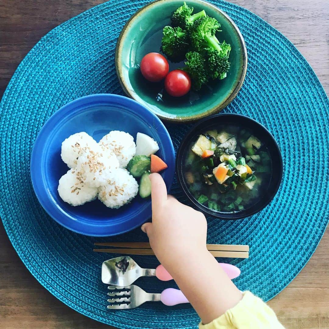 のインスタグラム：「娘朝ごはん☀️🍽 ＋ごまおにぎり ＋ぬか漬け ＋具沢山お味噌汁 ＋ブロッコリー ＋プチトマト  ぬか漬けにハマる娘。 手がすぐ伸びる。笑  #育児 #朝ごはん #幼児食 #2歳10ヶ月 #シンプルごはん #食育 #ぬか漬け #塩分優しいぬか漬け発見 #フードマエストロ #foodmaestro #キュン手 #ツタエルヒト。」