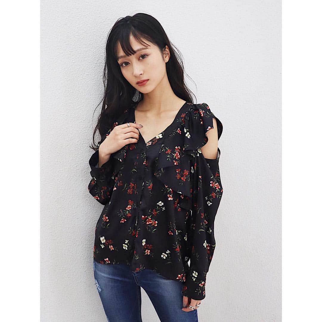 EMODA_LOOK BOOKさんのインスタグラム写真 - (EMODA_LOOK BOOKInstagram)「#MYSTYLEEMODA ㅤㅤㅤ @yatsunami_ryoka 166cm ㅤㅤㅤ ・CUT SHOULDER RUFFLE SH ・SEMI CRASH J/W PAGGINGS ㅤㅤㅤ ㅤㅤㅤ 着用アイテムはTOPのURLからCHECK✈️ ㅤㅤㅤ #EMODA #RUNWAYchannel #emoda_shirt @emoda_official」3月25日 9時39分 - emoda_snap
