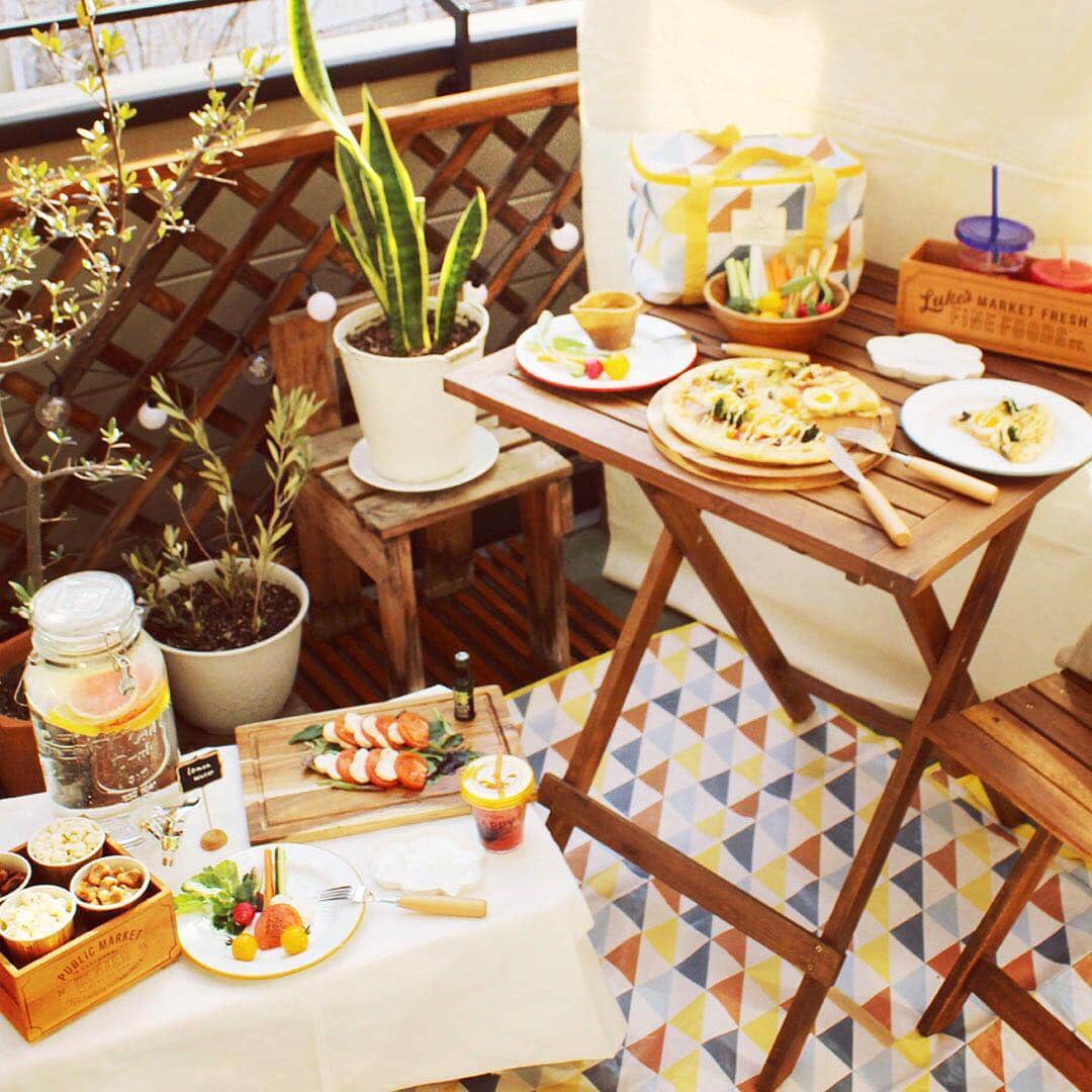ナチュラルキッチン / ナチュラルキッチン アンドさんのインスタグラム写真 - (ナチュラルキッチン / ナチュラルキッチン アンドInstagram)「. \ 本日は新商品の入荷日 /. . 風が気持ち良い季節になると、外に出たくなりますよね🌱 そんな季節は、非日常感を手軽に味わえるベランダで#ベランダごはん にチャレンジしませんか？ . . *🆕ホーロープレート 各300円(税抜き) . *🆕保冷バッグ 500円(税抜き) . *🆕保冷ランチバッグ 300円(税抜き) . *🆕レジャーシート 1500円(税抜き) . *🆕アカシアレクタングルトレー ライン 500円(税抜き) . *🆕ゴールドカップ(ロゴ/キッズ) 各100円(税抜き) . *🆕プリントウッドボックス(スクエア/ロング) 各300円(税抜き) . . . ⚠️札幌アピア店・ルミネ池袋店は、 商品が当日入荷のため、配送状況により開店直後は商品がまだ揃っていない可能性がございます。 . . #ナチュラルキッチン  #ナチュラルキッチンアンド  #naturalkitchen .」3月25日 9時52分 - naturalkitchen_official
