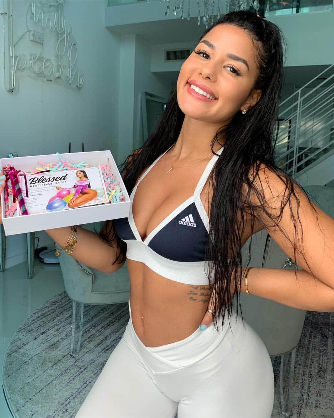 Katya Elise Henryさんのインスタグラム写真 - (Katya Elise HenryInstagram)「You’re Invited! 🎉 Who wants to party with me and the Blessed babes in Los Angeles for the #BlessedBirthdayBash?! All you gotta do is… - 🎈LIKE this post 🎈Follow @blessedprotein 🎈Tag a friend you would bring 🎈Comment why you'd like to come!⁣ -⁣⠀ 2⃣ lucky winners and a friend each will be flown out to LA ✈️ to celebrate with all your favorite girls on March 29th 💃🏽 we will announce the winners on @blessedprotein Instagram Story! Good luck ✨」3月25日 9時44分 - katyaelisehenry