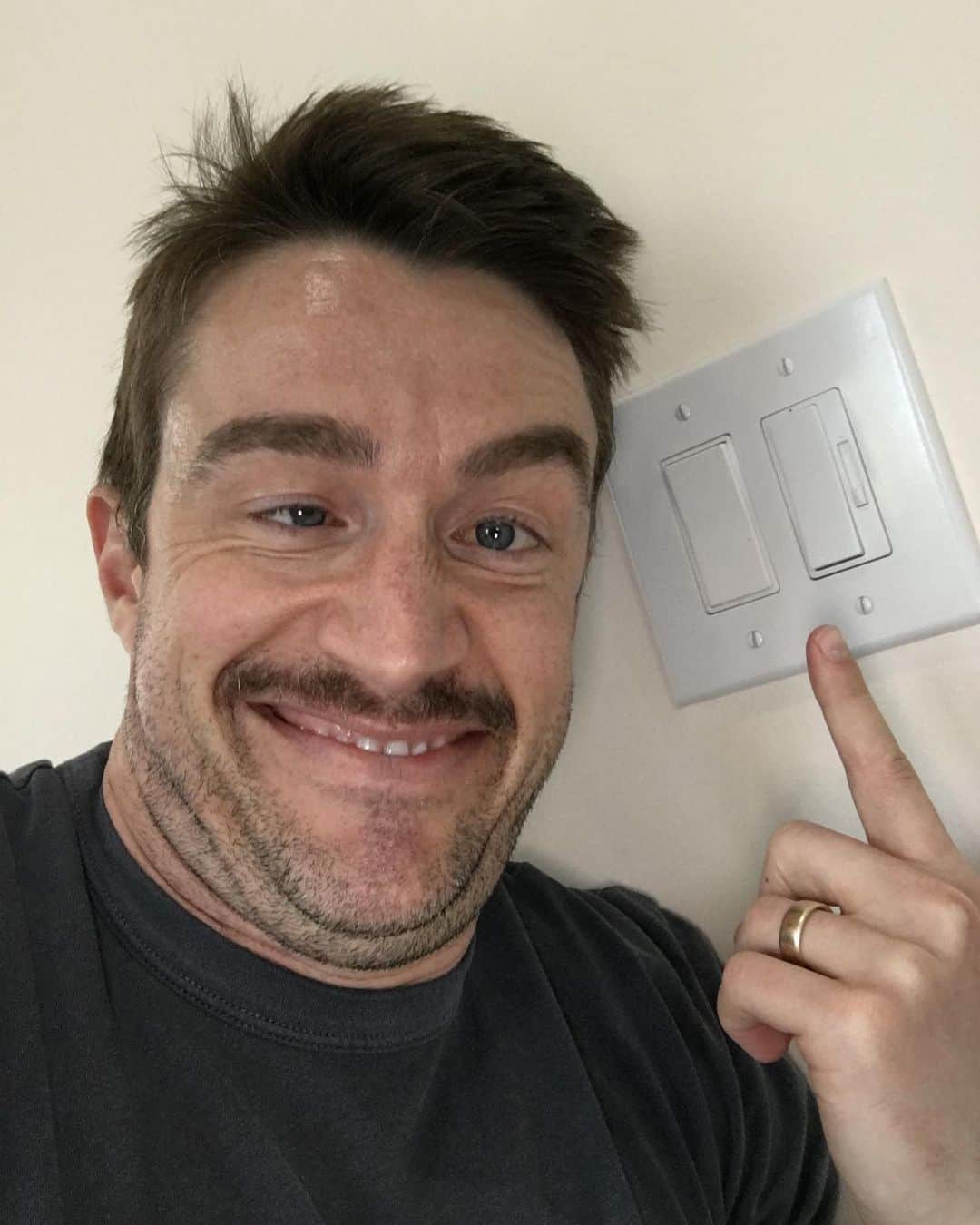 ロバート・バックリーのインスタグラム：「I just installed dimmer switches throughout the house, so if any pilots are casting a hunky handyman I’m available.」