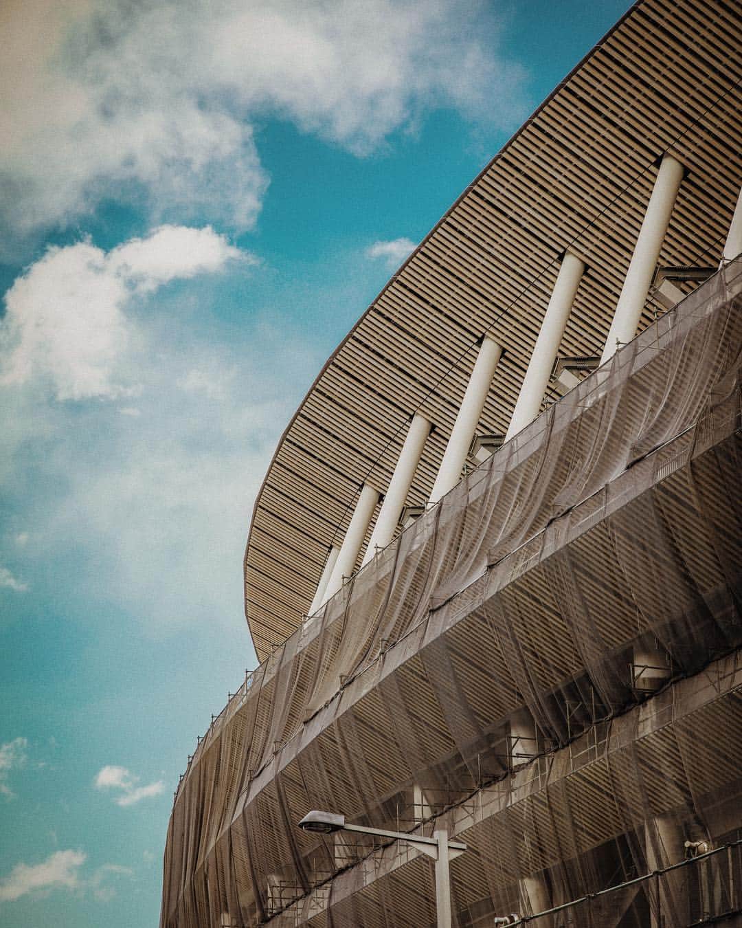 DJ U-ICHIさんのインスタグラム写真 - (DJ U-ICHIInstagram)「. 新しい国立競技場かっこい！ どんどん完成してて楽しみだな。 木を使ってるデザインが最高でしょ。 . . . 今週もスタート！！ 良い週にしよう。 . . . #tokyo #newstadium  #新国立競技場 #東京五輪 #wood #architecture  #orinpic2020」3月25日 9時47分 - djuichi_official