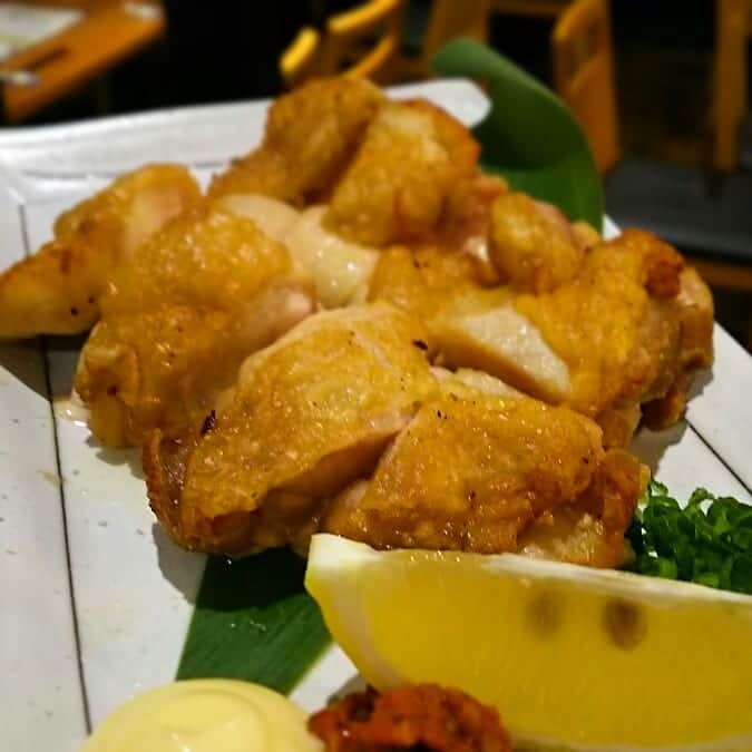 九州うまか 北浜店のインスタグラム：「日南鶏の塩焼き生七味添えですよ。  #九州うまか#九州うまか北浜店#北浜#淀屋橋#天満橋#京橋#肥後橋#堺筋本町#大阪#大阪グルメ#居酒屋#日本酒#焼酎#純米#泳ぎイカ#もつ鍋#九州料理#九州#博多#福岡#鹿児島#宮崎#佐賀#長崎#大分#熊本#肉#生七味」