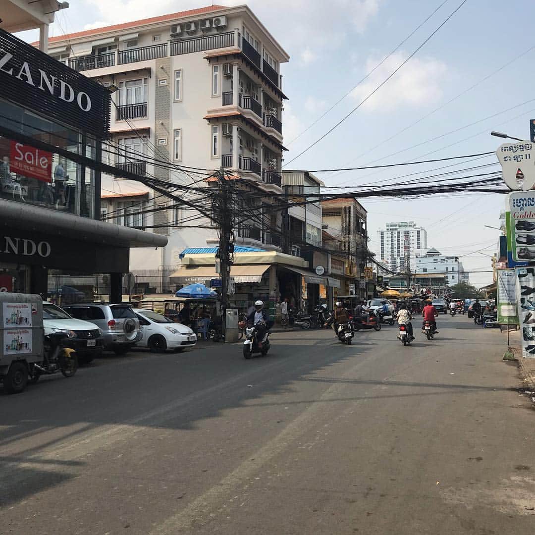 井川祐輔さんのインスタグラム写真 - (井川祐輔Instagram)「香港滞在記#97 《カンボジア旅行 Last》  旅は人の心を豊かにする。 この世に生を授かり人生という旅をする上で、眼に映る景色を増やさないのはとても勿体ない。 刺激ある経験をしない選択肢でいいのだろうか？ このカンボジアの旅で、色々な事を考えさせられました。 自分の目で肌で世界を感じる事は、今後の人生に必ず役に立つ。  さて、次はどこのアジアの国に行こうか？？ #香港滞在記#香港#カンボジア#プノンペン#アジア#最高 #若者よ外に出なさい #hongkong#hk#cambodia#phnompenh#asia#awesome」3月25日 9時49分 - yusukeigawa_4