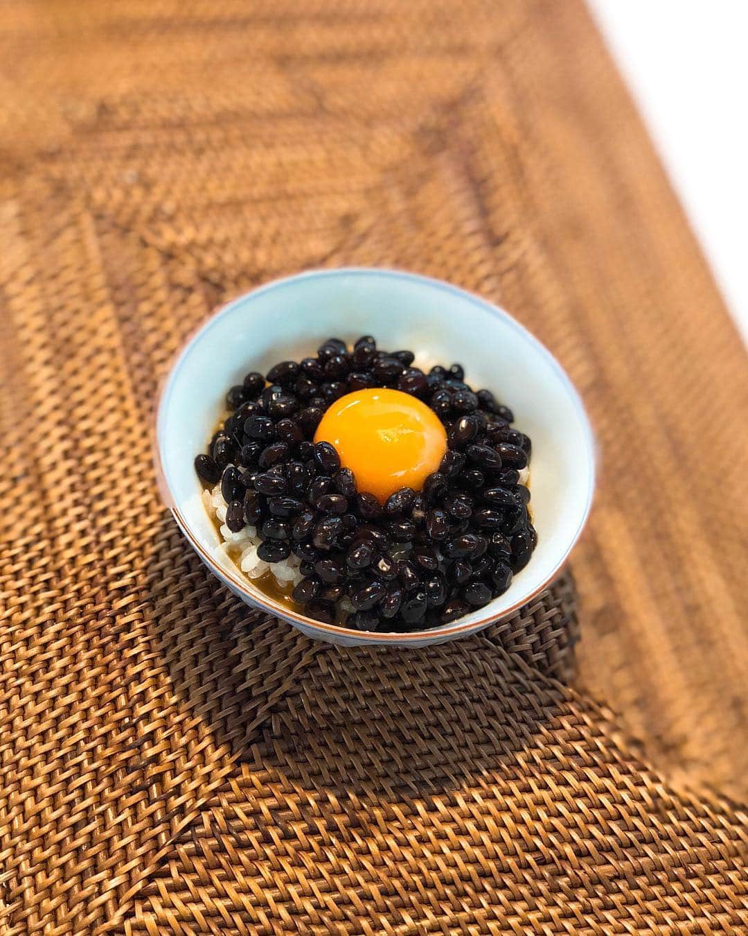 秋山具義さんのインスタグラム写真 - (秋山具義Instagram)「黒い宝石と勝手に呼んでいる、 黒豆納豆が好きです。」3月25日 9時53分 - gugitter