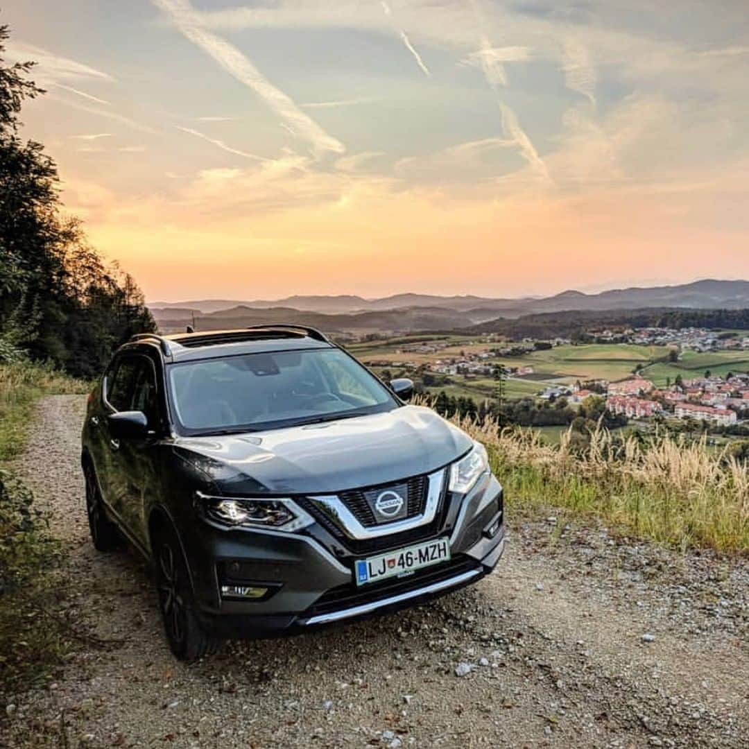 のインスタグラム：「Taking on the day, while taking in the view. #Nissan #XTrail #NissanXTrail 📷: @avtoovernet」