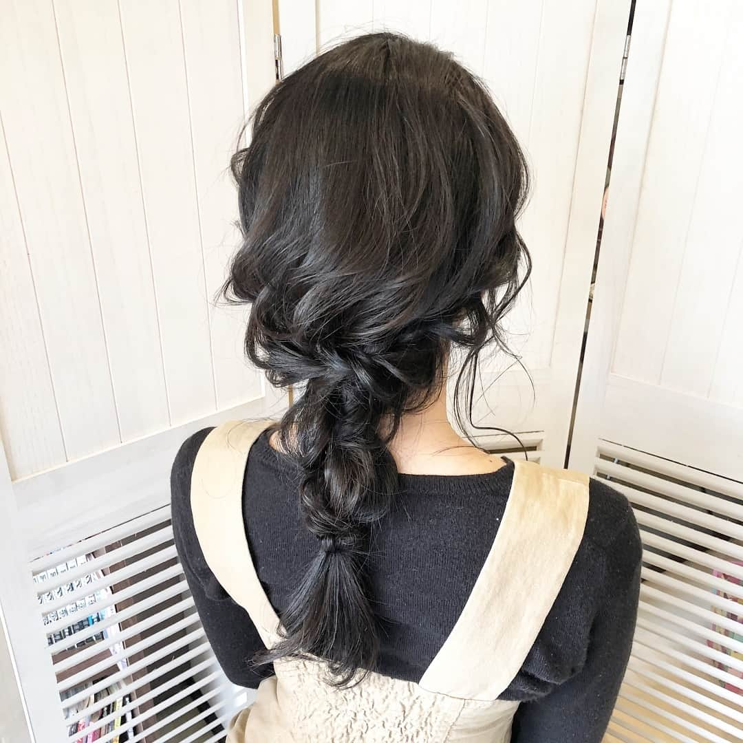 西本香澄さんのインスタグラム写真 - (西本香澄Instagram)「#お客様アレンジ #編みおろし #ヘアアレンジ仕上げ 今日は定休日。 今日は#日本編みおろし会 の コンテスト。 すごく後ろ髪を引かれながら、 私は家族サービス(笑) 未練たっぷりなので、 昨日の編みおろしの写真を♡♡ 家族に支えてもらいながら 育児と仕事をしているので、 家族に仕事を休んでもらって仕事に行くことも多々。 今日はそんな家族の休みが合った奇跡的な１日なので、 主にばーば孝行してきます。 編みおろし、もっと練習して、 コンテストにも出たいっ‼️ #かすみんヘア  #子連れOK美容室  #大阪福島 #福島区  #オーガニックカラー #泥のヘアエステ  #ヘアケアサロン #Cher #シェール #西本香澄  #結婚式 #福島ヘアアレンジ #大阪美容室  #ヘアアレンジ #hairarrange  #미용실  #헤어스타일  会員番号00316 #日本編みおろし会#スター軍団#あみおろし」3月25日 10時09分 - kasumin_hair