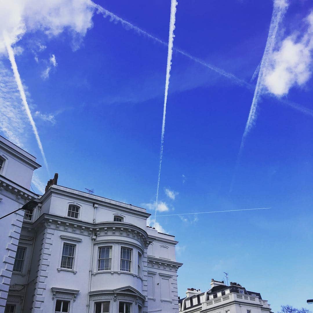 今村沙緒里のインスタグラム：「ロンドンブルー🔹🔹 ひこうき雲がいっぱいで 空がきれいでした。 よく上を向いて歩いたな。 ステキな1日を＊ ・ London Blue！ beautiful sky. beautiful architecture. ・ #london #blue #beautiful #sky #architecture #cross #haveaniceday #하늘 #런던 #아름다운 #사진 #ロンドン #空 #ひこうき雲 #美しかった #空と緑がすき」
