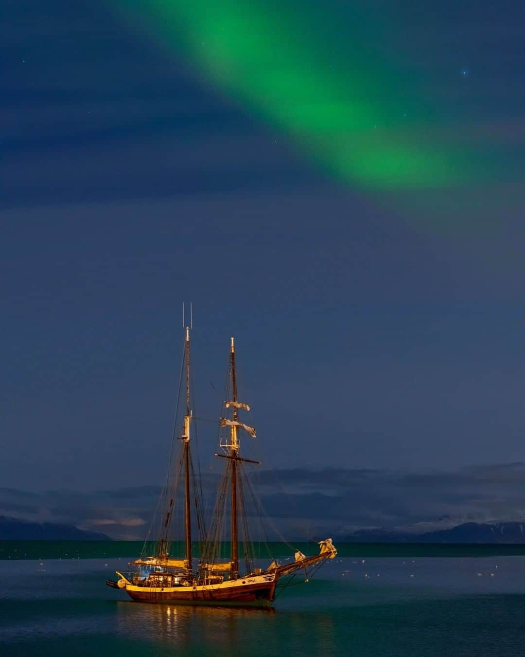 National Geographic Travelさんのインスタグラム写真 - (National Geographic TravelInstagram)「Photo by @BabakTafreshi | The World at Night photography. A beautiful evening. The northern lights in twilight. A couple of nights ago in Keflavik, the end of my March aurora photo workshop in Iceland.  #sailing #aurora #northernlights #keflavik @natgeoimagecollection」3月25日 10時04分 - natgeotravel