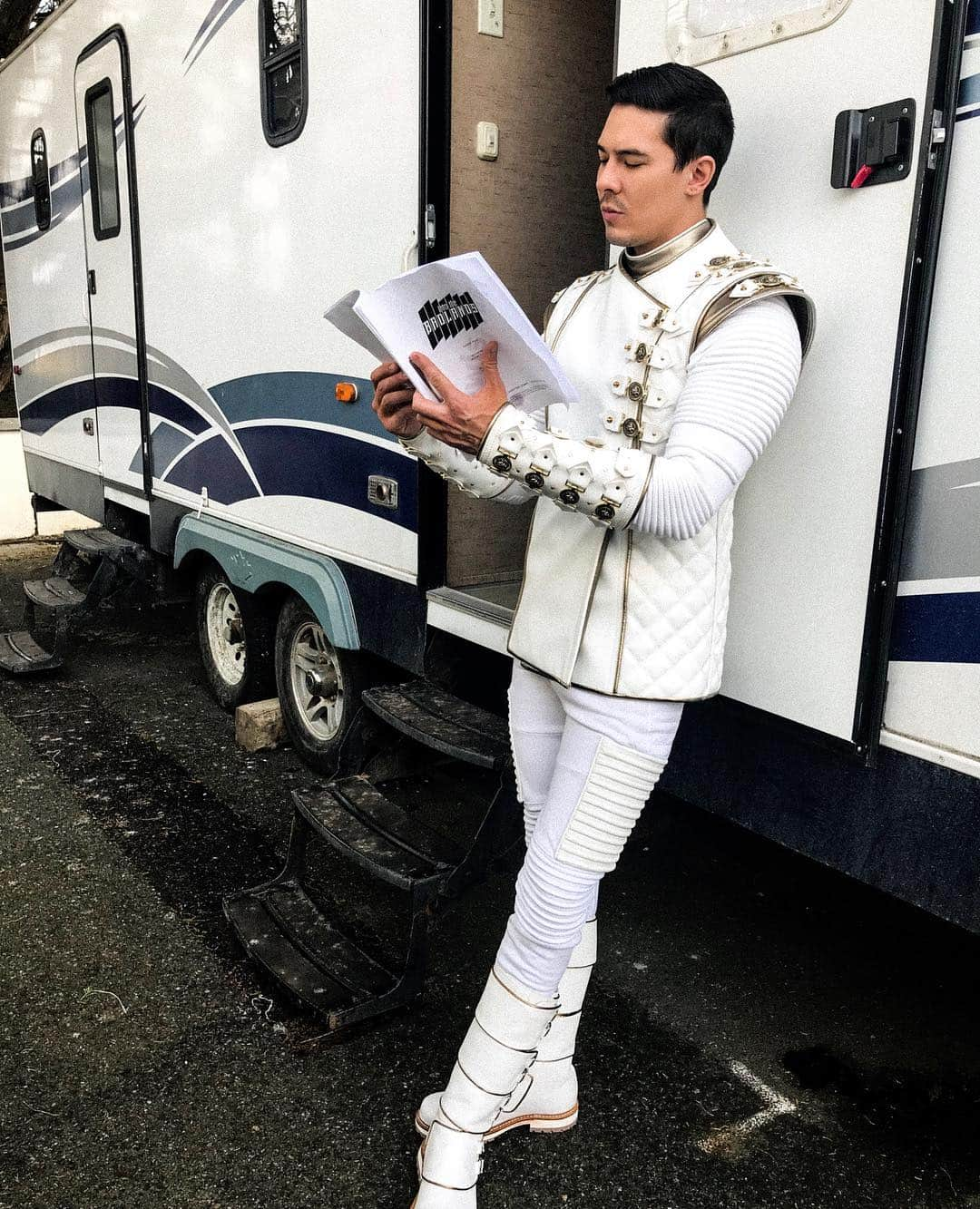 ルイス・タンさんのインスタグラム写真 - (ルイス・タンInstagram)「1. The moment you get that fire new costume for the second half of the season, lookin like a royal ninja king. 👌  2. The moment you read what we will be happening to your character.  3. Realizing you are in the Badlands and maybe white was a bad idea.  Tune in tonight !! The two night premiere event begins on AMC, let’s go out kicking and punching, thank you all for the support #intothebadlands」3月25日 10時14分 - lewistanofficial