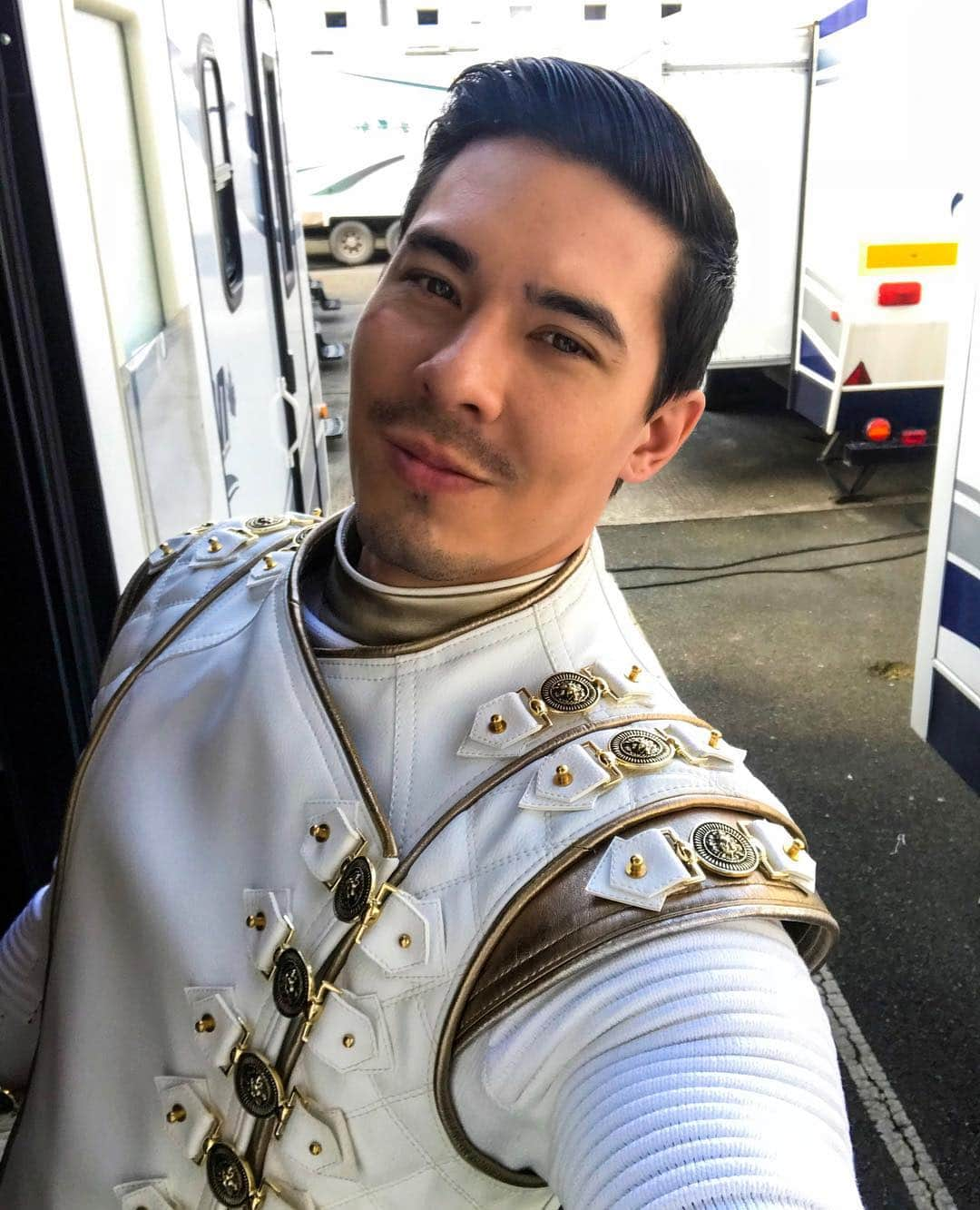 ルイス・タンさんのインスタグラム写真 - (ルイス・タンInstagram)「1. The moment you get that fire new costume for the second half of the season, lookin like a royal ninja king. 👌  2. The moment you read what we will be happening to your character.  3. Realizing you are in the Badlands and maybe white was a bad idea.  Tune in tonight !! The two night premiere event begins on AMC, let’s go out kicking and punching, thank you all for the support #intothebadlands」3月25日 10時14分 - lewistanofficial