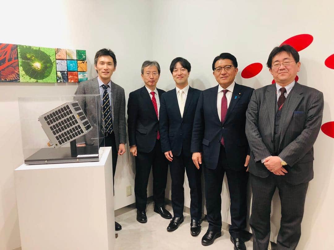 平井卓也さんのインスタグラム写真 - (平井卓也Instagram)「宇宙関連のスタートアップ「アクセルスペース」を視察。衛星コンステレーションと呼ばれる、多数の小型衛星群を軌道上に配備し、そこから得られる膨大な衛星データを販売するスタートアップ。衛星データの利用は、AIと組み合わせることで新たな価値を生み出します。どこで強みを活かすか戦略も練られており、今後の展開が非常に楽しみです。ありがとうございました！ #平井卓也 #宇宙 #アクセルスペース #axelspace」3月25日 15時47分 - hiratakuchan0125