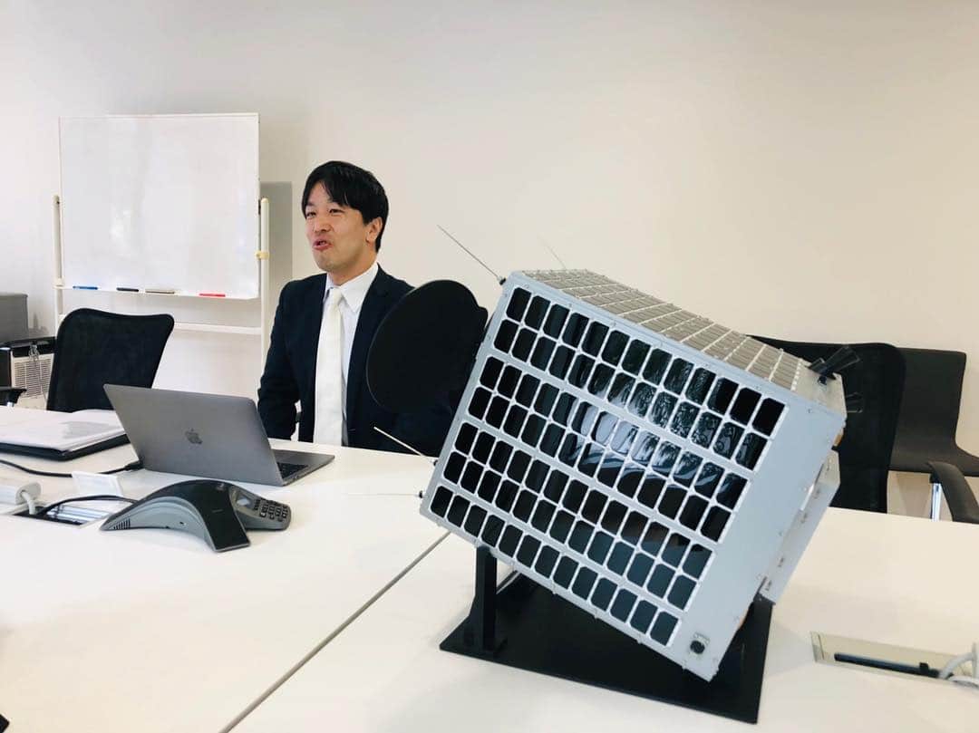 平井卓也さんのインスタグラム写真 - (平井卓也Instagram)「宇宙関連のスタートアップ「アクセルスペース」を視察。衛星コンステレーションと呼ばれる、多数の小型衛星群を軌道上に配備し、そこから得られる膨大な衛星データを販売するスタートアップ。衛星データの利用は、AIと組み合わせることで新たな価値を生み出します。どこで強みを活かすか戦略も練られており、今後の展開が非常に楽しみです。ありがとうございました！ #平井卓也 #宇宙 #アクセルスペース #axelspace」3月25日 15時47分 - hiratakuchan0125