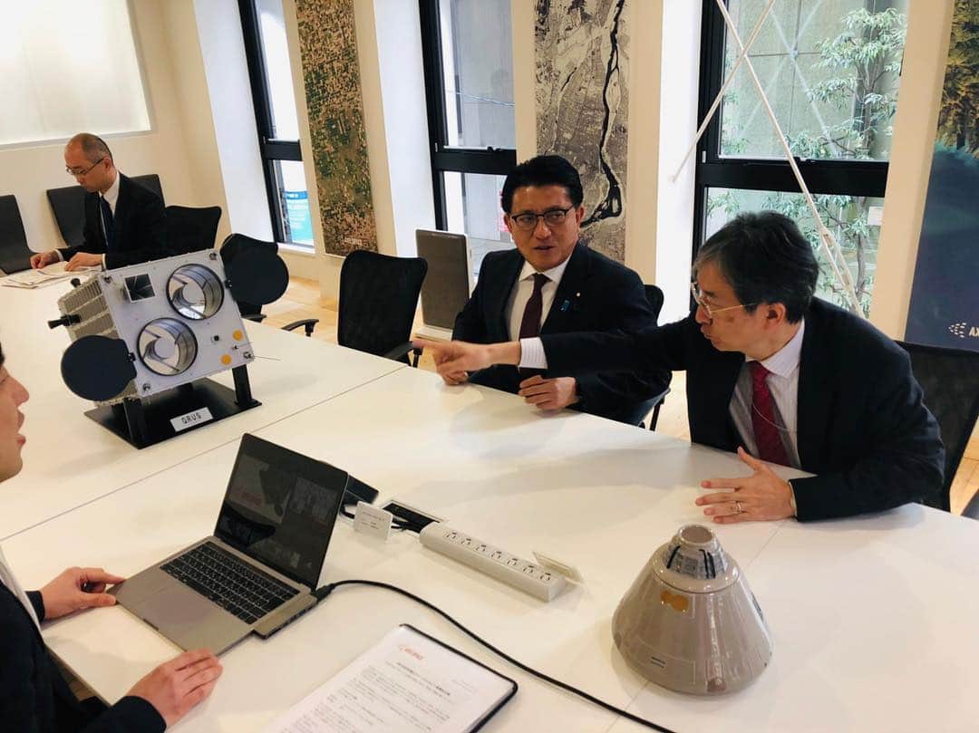 平井卓也さんのインスタグラム写真 - (平井卓也Instagram)「宇宙関連のスタートアップ「アクセルスペース」を視察。衛星コンステレーションと呼ばれる、多数の小型衛星群を軌道上に配備し、そこから得られる膨大な衛星データを販売するスタートアップ。衛星データの利用は、AIと組み合わせることで新たな価値を生み出します。どこで強みを活かすか戦略も練られており、今後の展開が非常に楽しみです。ありがとうございました！ #平井卓也 #宇宙 #アクセルスペース #axelspace」3月25日 15時47分 - hiratakuchan0125