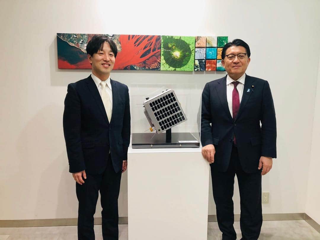 平井卓也さんのインスタグラム写真 - (平井卓也Instagram)「宇宙関連のスタートアップ「アクセルスペース」を視察。衛星コンステレーションと呼ばれる、多数の小型衛星群を軌道上に配備し、そこから得られる膨大な衛星データを販売するスタートアップ。衛星データの利用は、AIと組み合わせることで新たな価値を生み出します。どこで強みを活かすか戦略も練られており、今後の展開が非常に楽しみです。ありがとうございました！ #平井卓也 #宇宙 #アクセルスペース #axelspace」3月25日 15時47分 - hiratakuchan0125