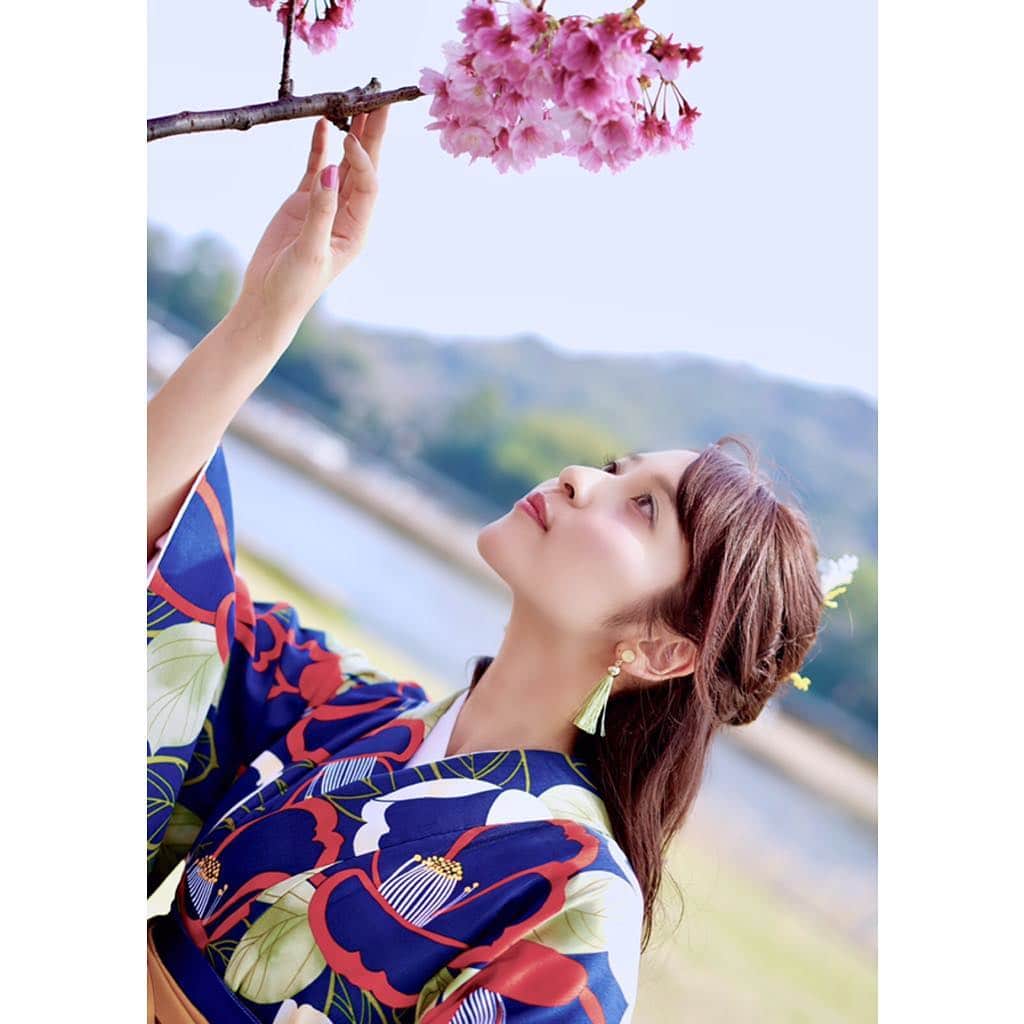 山下耀子さんのインスタグラム写真 - (山下耀子Instagram)「. . 高知で桜の開花宣言が発表された日 無事に高知大学を卒業することができました。 ご心配お掛けすることばかりでしたが なんとか … です 笑 . 春から完全に拠点を東京に移して さらにごきげんにやっていきます！ うおー！がんばるぞー！ . 写真は大学時代にお世話になった美容室の SCENEさんに撮っていただきました！ 良き写真ばかりで感動 … 素敵ヘアサロンなので高知大生はぜひ 朝倉にあるSCENEさんへ🥰笑 . #高知 #高知大学 #卒業 #卒業式」3月25日 15時48分 - twinkleyesy