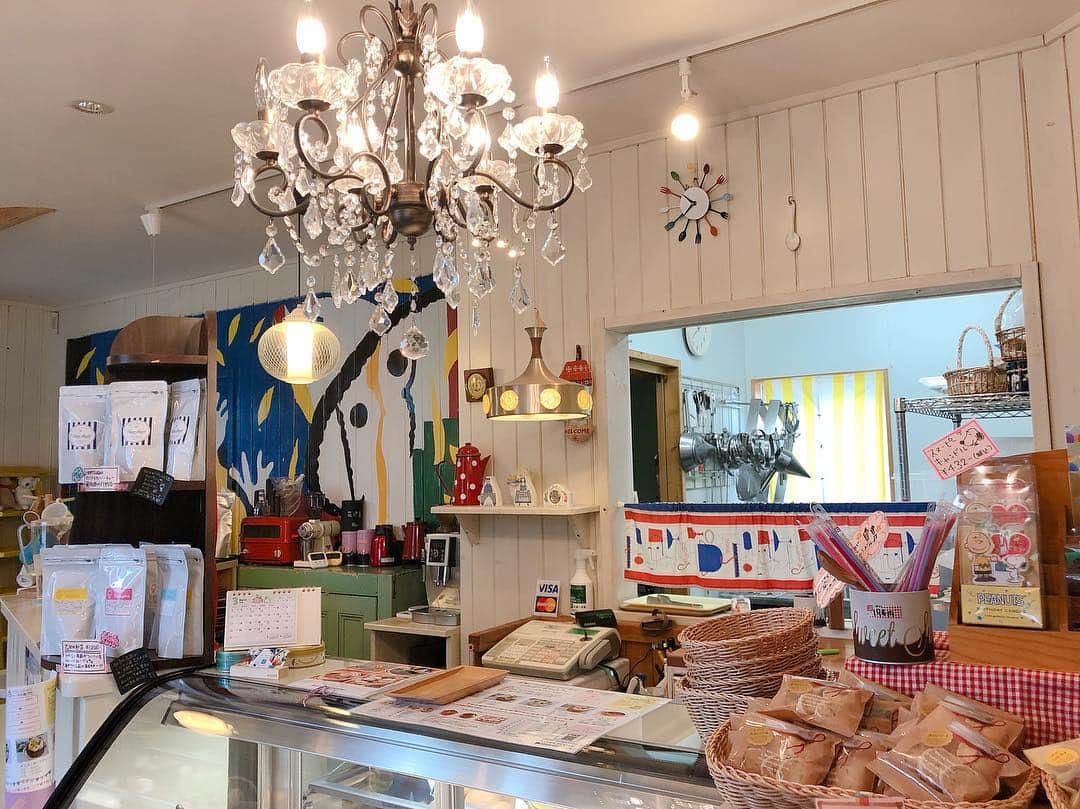 麻亜里さんのインスタグラム写真 - (麻亜里Instagram)「新潟のケーキ屋さん HAPPY SUGAR💝 桜のチーズケーキとシュークリームを買って帰りました🚘 シュークリームの生地がまるでメロンパンのよう🥰💕 どこか新しい場所に行く時はインスタで調べて、気に入った所があれば更にネットで検索して訪れるようにしています🥺 お洒落なカフェやご飯屋さんはしっかり下調べするタイプ🙋‍♀️ . #happysugar #新潟 #新潟グルメ #桜のスイーツ #桜のチーズケーキ #シュークリーム #ケーキ屋さん」3月25日 10時19分 - maari.0108