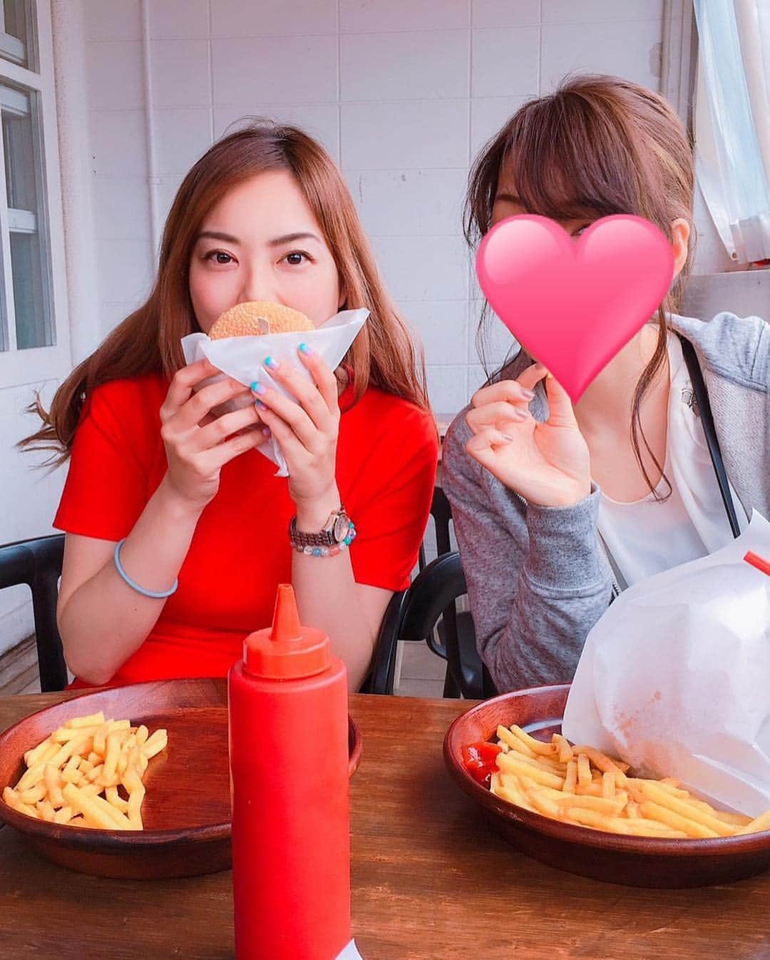 志村玲那さんのインスタグラム写真 - (志村玲那Instagram)「#れなみゆきりさこtrip #沖縄旅行2日目 #アメリカンビレッジの中にあった美味しいハンバーガー食べちゃいました #赤とハンバーガーが似合う気がするのはれなだけですか？」3月25日 10時28分 - rena_shimura