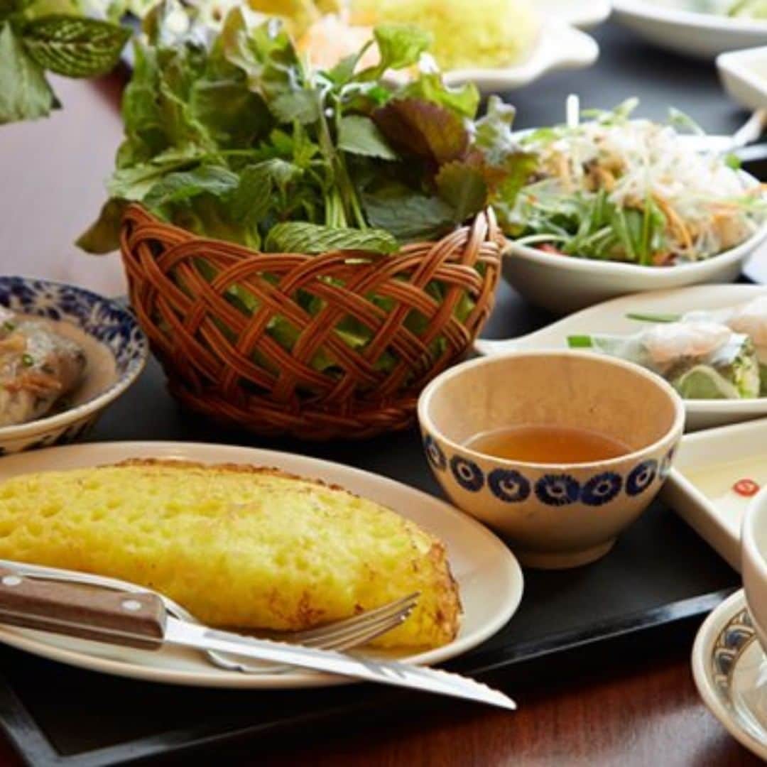 ベトナムフロッグ汐留のインスタグラム：「こんにちは、東京・汐留のベトナム料理専門店、ベトナムフロッグです。 ブログ更新しました！ 「土日のお花見なら、汐留近くにある浜離宮恩賜庭園の桜がおすすめです」 是非ご来店をお待ちしております。  アジアンテイストを楽しみにきてくださいね♪ ▼詳しくはこちら▼ http://vietnam-frog.co/blog/ ☎電話番号：05073002964  #ベトナム料理 #アジアン #パクチー #タイカレー #女子会 #誕生日 #新橋 #汐留」