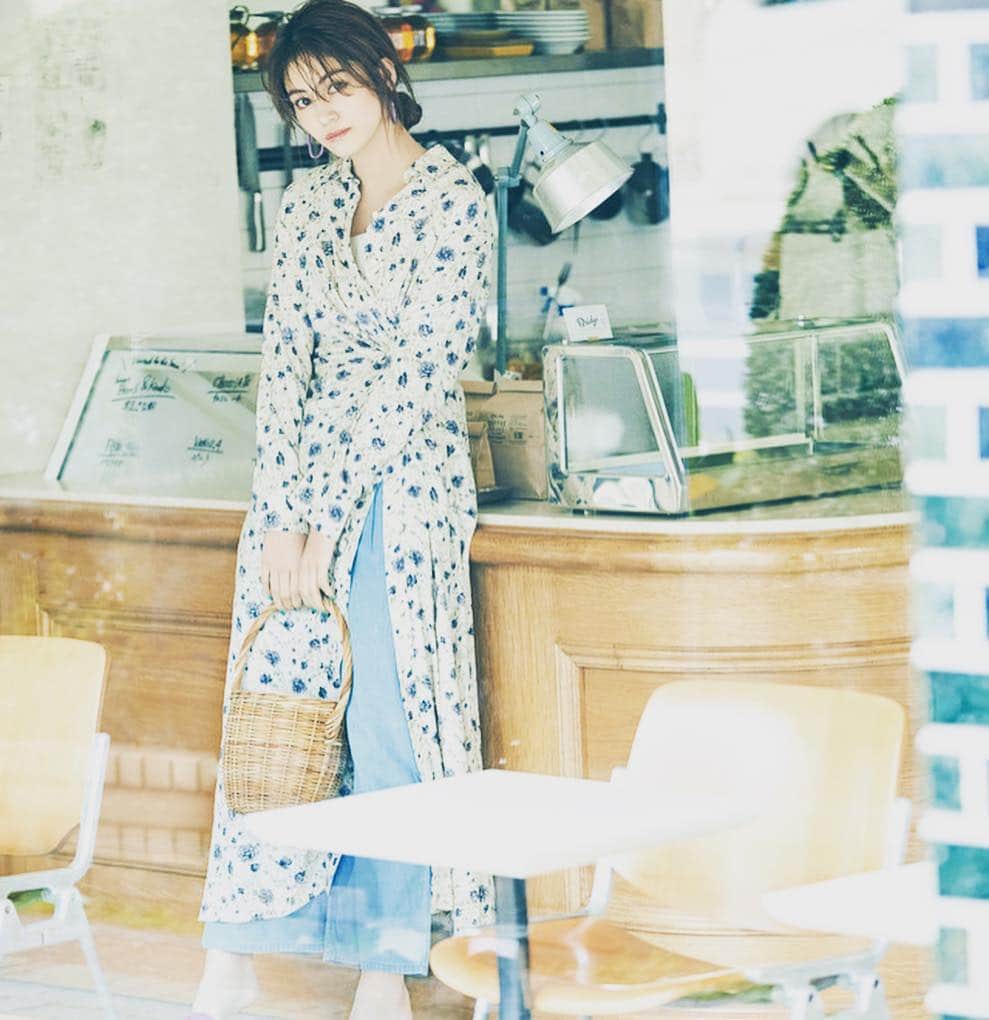 のインスタグラム：「発売中の5月号は、この春ヘビロテになりそうなコーデを、みんなが着たい順に1位から10位までランキング形式でお届け中！ ここでは、3位から1位までをカウントダウンします😃 第3位は…「ロング丈×ロング丈」。ロングワンピとワイドパンツ 、ロングワンピとロングスカートなど、長い丈の者同士をレイヤードする着方にみんな注目の模様👀一見少し難しそうですが、花柄ワンピ、ワイドデニム、プリーツスカートなど、実は手持ちのアイテムを掛け合わせるだけで新鮮なバランスになります❤︎ ぜひお試しくださいね。次回は2位のコーデをお届けします👗  #ロングスカート #ロングワンピース #花柄ワンピース #レイヤード #cancam #楓」