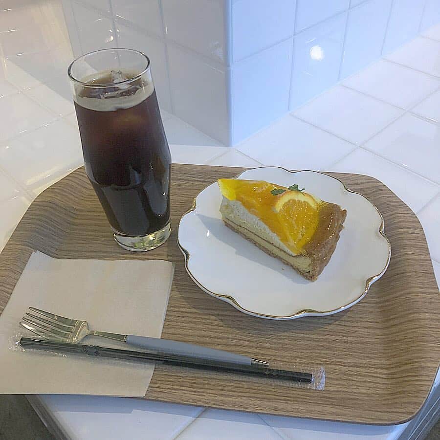 のインスタグラム：「新大久保のオープンしたばかりの新しいカフェ☕️ . 混んでなくて穴場〜〜 . 내 스타일 카페 있엉 ㅎㅎ . 📍서울카페（ソウルカフェ） 東京都新宿区大久保１丁目１６−３０ ＫＹＯＳＡＮ２ビル2F . イケメン通りのスキンホリックの目の前くらい！ . #yuisa #tokyo #tokyocafe #japanesegirl #japan #98년생 #카페 #카페투어 #신오쿠보 #신오쿠보카페 #서울카페 #케이크 #ケーキ #新大久保 #新大久保カフェ #カフェ巡り #東京カフェ」