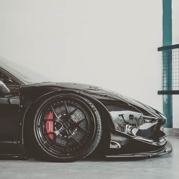 のインスタグラム：「libertywalk自由に歩く！！！ LB★WORKS FERARRI 458GTB🙂  #ferrari #ferrari458 #supercar#libertywalk#lbworks#libertywalkkato#stance#japan#nice#pic#black #yokohamatyres #fiexhaust #airrex」