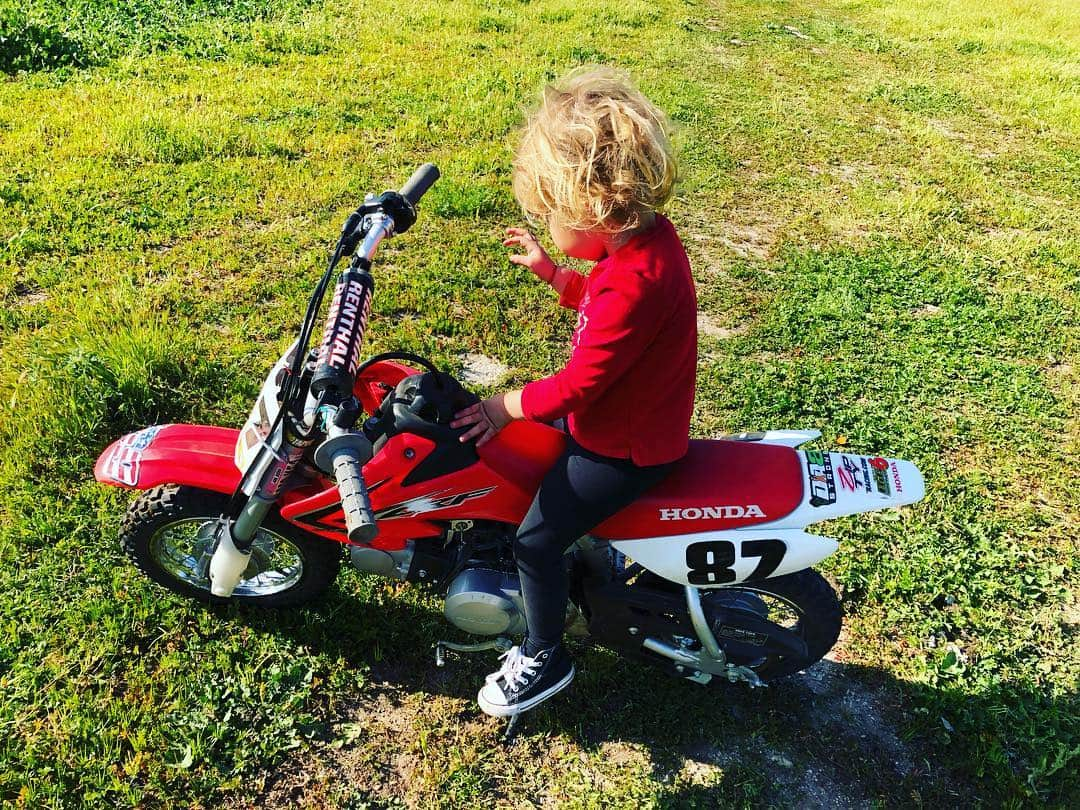 ダニエラ・ルーアさんのインスタグラム写真 - (ダニエラ・ルーアInstagram)「#Sundayfunday was dedicated to dirt biking! River’s first time 😊 surrounded by badass kids and parents ♥️ — Hoje o #Domingodivertido foi dedicado a andar de mota todo o terreno! A primeira vez do River 😊 Rodeados de miúdos e pais maravilhosos ♥️ . . #dirtbike #ride #firsttime #kids #parents #family #friends #hubby #bestdada #love #weekend #fimdesemana #amor #divertido #fun」3月25日 10時53分 - danielaruah