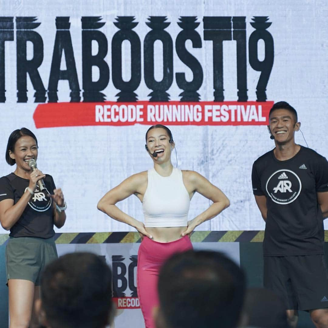 Jennifer Bachdimさんのインスタグラム写真 - (Jennifer BachdimInstagram)「ULTRABOOST 19 | Recode Running Festival was amazing!! . . Loved working out with all of the amazing @adidasindonesia Runners 🏃🏽‍♀️🏃🏾and I was impressed by the amazing atmosphere and power to run and work out! The new Ultraboost 19 is definitely my fave and I’m super excited to hear about your experience if you try it!! . . Anyways yesterday I definitely felt the love!!! Thank you guys and don’t forget to share your passion with your loved ones and keep them inspired ❤️🙏🏼 #Ultraboost19 #adidasrunning #adidasindonesia #workoutwithjen #adidaswomen #fitmom #strongwomen . . PS: SWIPE to see my Push ups with @eckieakbar 💪🏼❤️」3月25日 10時53分 - jenniferbachdim