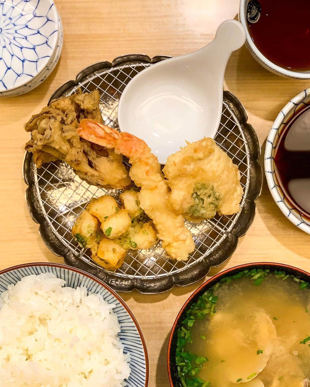 アレックス・シブタニさんのインスタグラム写真 - (アレックス・シブタニInstagram)「🔁 @alexshibutani  First meal in Tokyo. 🍤 #天ぷら  #ShibSibsSuggest #tempura #food #tokyo #japan」3月25日 10時48分 - shibsibs